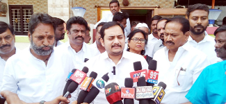 సమావేశంలో మాట్లాడుతున్న నరహరి