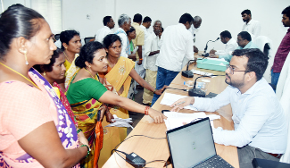 ప్రజల నుంచి అర్జీలు స్వీకరిస్తున్న జెసి ఫర్మాన్‌ అహ్మద్‌ఖాన్‌