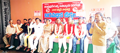 దీక్షల ప్రారంభంలో మాట్లాడుతున్న సిఐటియు జిల్లా ప్రధాన కార్యదర్శి మనోహర్‌