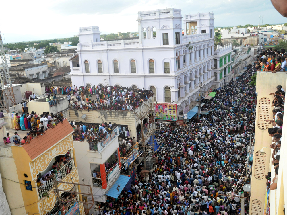 వెంకటగిరిలో విఐపిల తాకిడి