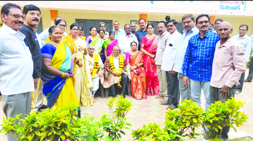 ఘనంగా పూర్వ విద్యార్థుల అపూర్వ కలయిక