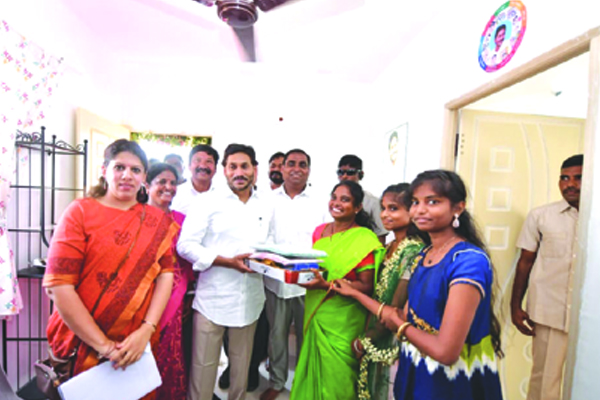 కట్టేవి ఇళ్లు కాదు... ఊళ్లు