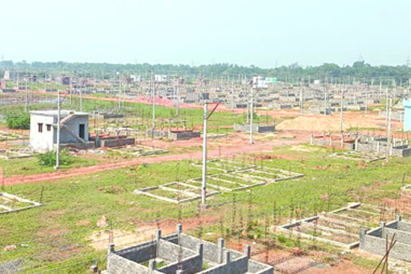 నత్తనడకన ఇళ్ల నిర్మాణం