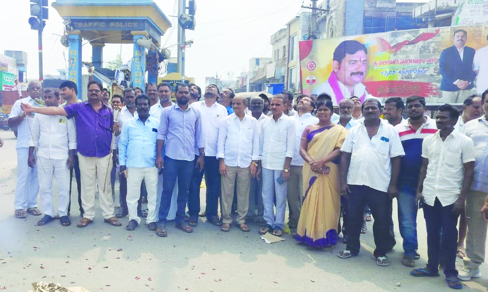 టిడిపి శ్రేణుల సంబరాలు