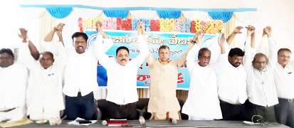 అభివాదం తెలియజేస్తున్న నాయకులు