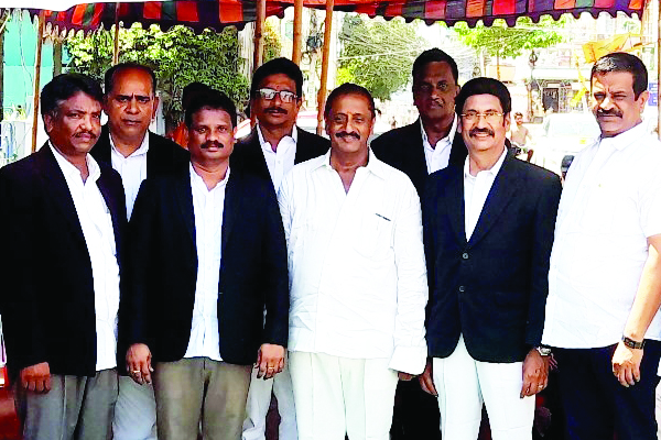 టిడిపి దీక్షలకు న్యాయవాదుల సంఘీభావం