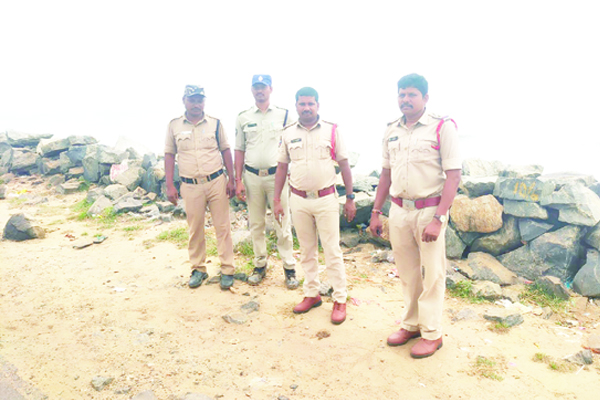 తీరంలో పోలీసుల గస్తీ