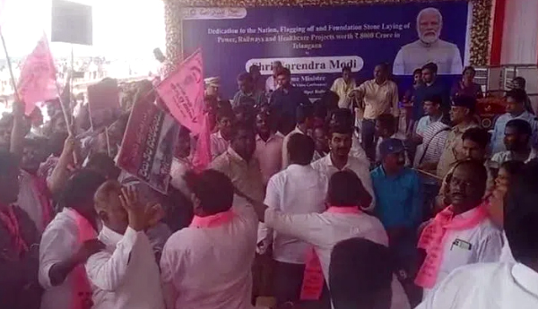 రైల్వే అధికారుల వైఖరి పట్ల బీఆర్‌ఎస్‌ కార్యకర్తల నిరసన