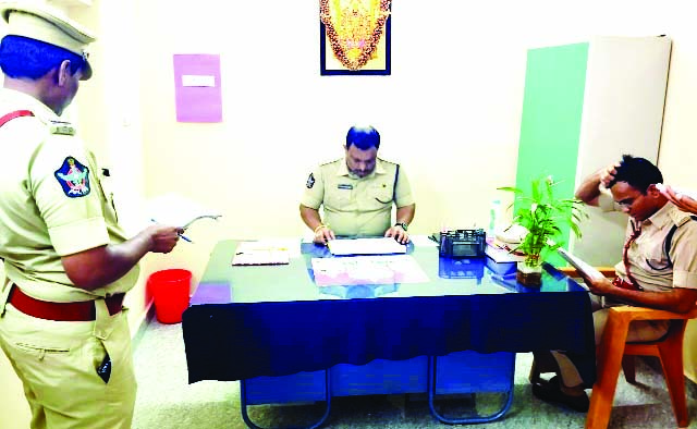 పోలీసు స్టేషన్‌ రికార్డుల తనిఖీ