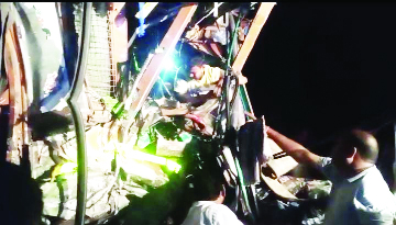 లారీని ఢకొీన్న బస్సు - ఒకరు మతి, పది మందికి గాయాలు