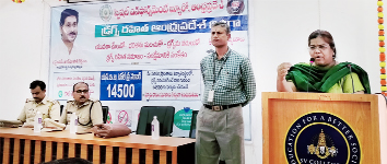 మాట్లాడుతున్న ఎన్‌ఫోర్స్‌మెంట్‌ బ్యూరో జాయింట్‌ కమిషనర్‌ నాగలక్ష్మి