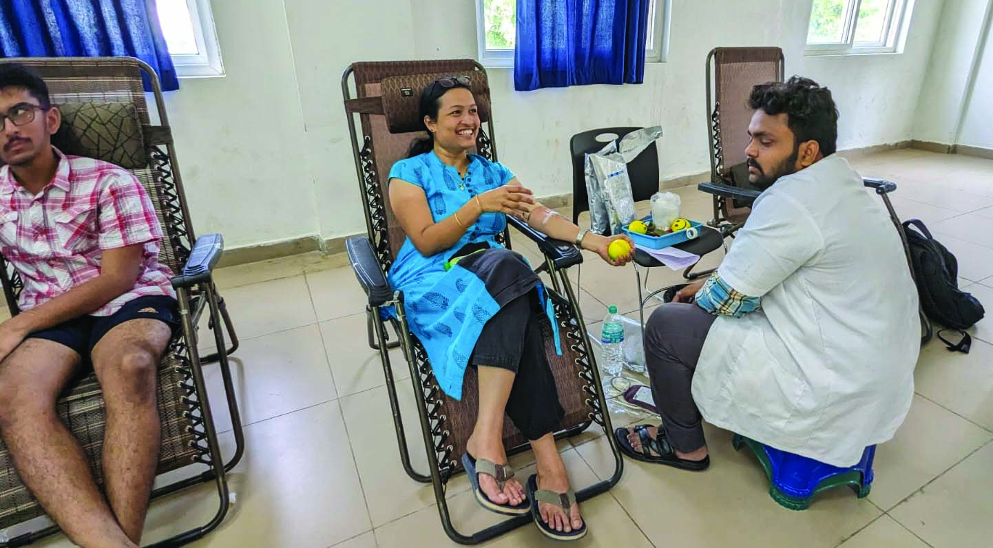 రక్తదాతలే ప్రాణదాతలు ఐఐటీ డైరెక్టర్‌ సత్యనారాయణ