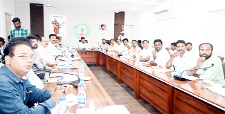 సమావేశంలో మాట్లాడుతున్న కలెక్టర్‌ గిరీష