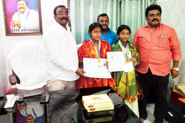 కరాటే చిన్నారులకు మిద్దెల సత్కారం