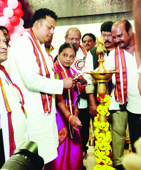 కాపు ఉత్తమ విద్యార్థులకు లక్ష రూపాయల స్కాలర్‌ షిప్‌