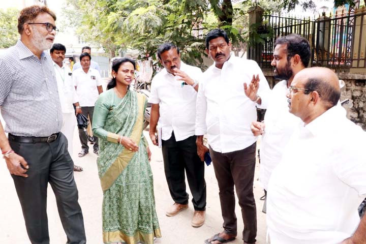 రోడ్డు పనులు పూర్తి చేయండి : కమిషనర్‌