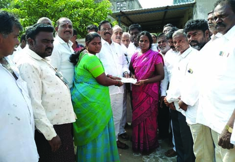 రూ.5 లక్షల బీమా చెక్కు పంపిణీ