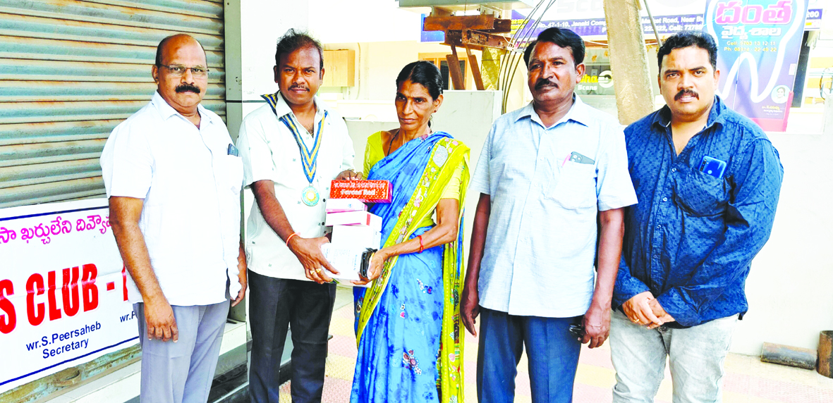 బాధిత కుటుంబానికి వాకర్స్‌ క్లబ్‌ సాయం