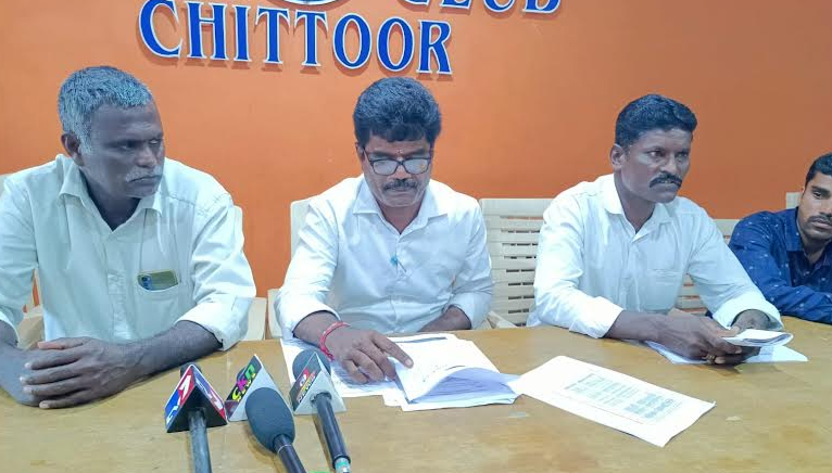 చిత్తూరు జిల్లా వీఆర్‌ఏ సంఘం అధ్యక్షులు కోదండ