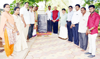 మొల్ల స్మారక స్థూపాన్ని ఆవిష్కరిస్తున్న విసి సుధాకర్‌