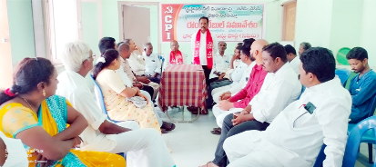 రౌండ్‌ టేబుల్‌ సమావేశంలో మాట్లాడుతున్న సిపిఐ జిల్లా కార్యదర్శి చంద్ర