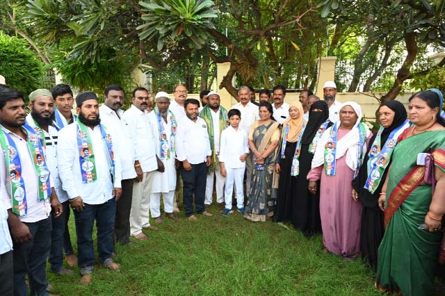 మంత్రి పెద్దిరెడ్డి సమక్షంలో  మైనార్టీ సోదరులు వైసిపి తీర్థం