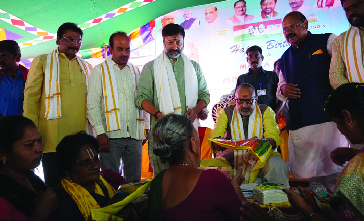 ప్రధాని ఫోటో పెట్టకపోతే ఏపీకి నిధులు ఆపేస్తాం...  కేంద్ర మంత్రి గిరిరాజ్‌ సింగ్‌ వెల్లడి