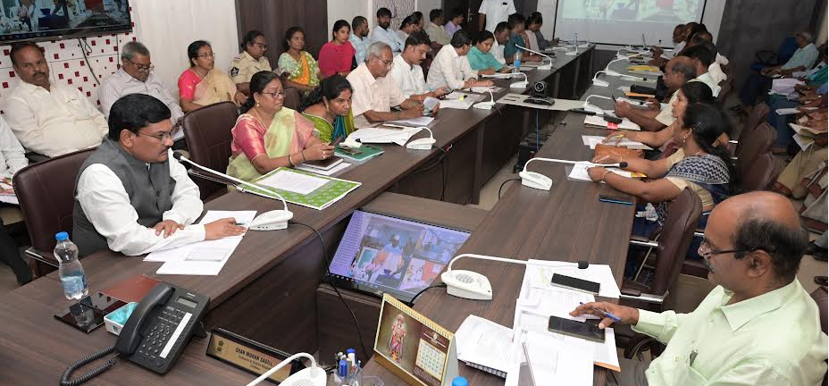 సమావేశంలో మాట్లాడుతున్న జాయింట్‌ కలెక్టర్‌ శ్రీనివాసులు 