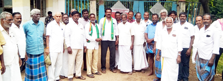 ఫైనాన్స్‌ కంపెనీ అడ్వకేట్‌ను అడ్డుకున్న రైతులు