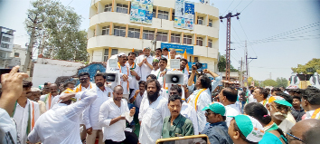 బహిరంగ సభలో మాట్లాడుతున్న గిడుగు రుద్రరాజు