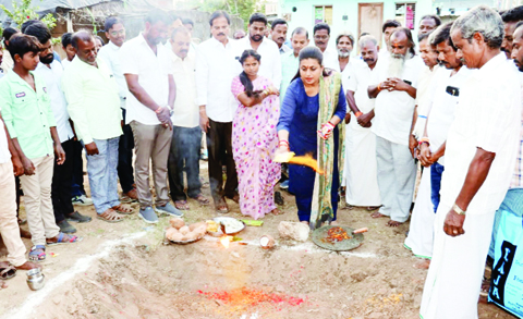  రూ.24 లక్షలతో సిసి రోడ్లు, డ్రైనేజీ నిర్మాణం: మంత్రి