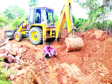 .తెల్లరాయి అక్రమార్కులపై దాడులు