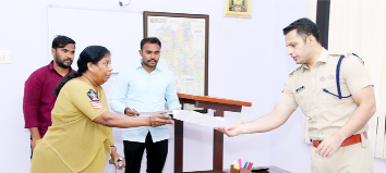 పోలీసు సిబ్బంది నుంచి అర్జీలు స్వీకరిస్తున్న ఎస్‌పి సిద్ధార్థ కౌశల్‌