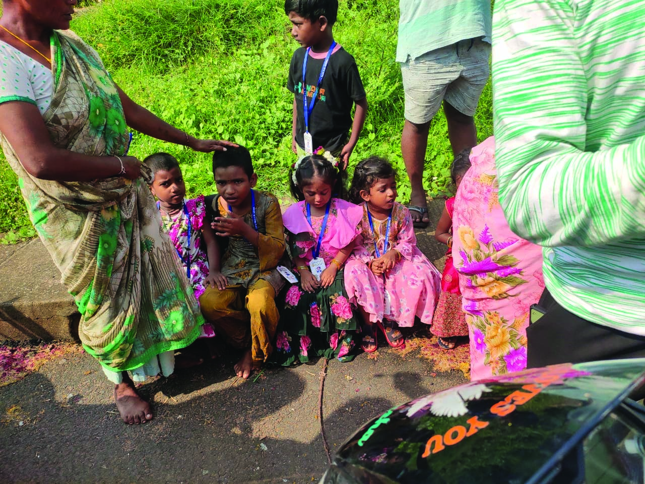 కాన్వెంట్‌ స్కూలు పిల్లల వ్యాన్‌ బోల్తా -ముగ్గురికి స్వల్ప గాయాలు - తప్పిన పెను ప్రమాదం