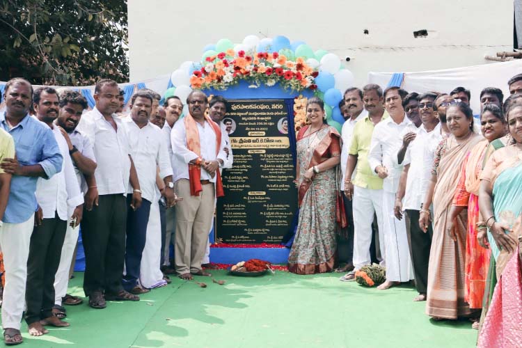 అభివృద్ధిపనులే సమాధానం చెబుతాయి..  షాపింగ్‌ కాంప్లెక్స్‌ భూమిపూజ లో మంత్రి రోజా