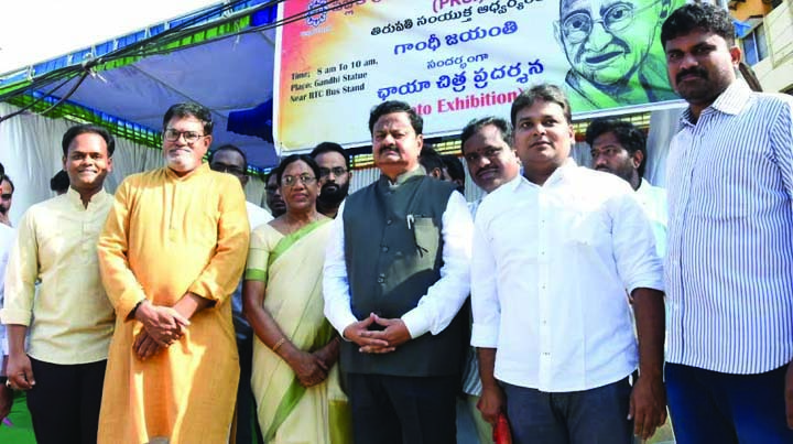 ఛాయాచిత్ర ప్రదర్శన ప్రారంభించిన కలెక్టర్‌