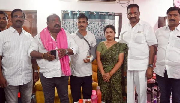 ప్రమాదంలో గాయపడ్డ పీఆర్‌ఓను పరామర్శించిన మంత్రి గంగుల
