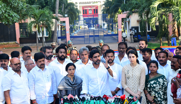 వ్యవస్థలను మేనేజ్‌ చేసి బాబును జైల్లో పెట్టారు