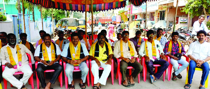 కొనసాగిన టిడిపి శ్రేణుల రిలే దీక్షలు