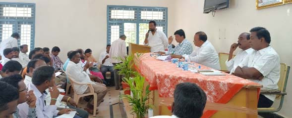 విఆర్వోలు ప్రజలకు అందుబాటులో ఉండాలి: ఎంపిపి