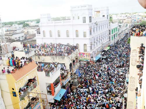 జన జాతర భక్తుల రద్దీతో