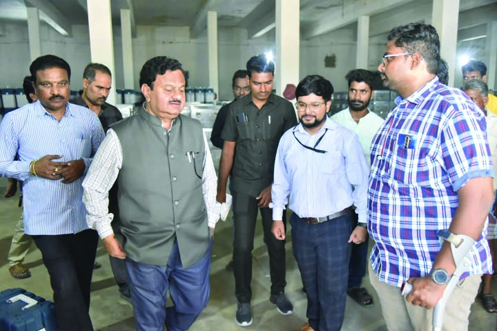 బెల్‌ ఇంజినీర్లతో ఈవిఎంలు పరిశీలించిన కలెక్టర్‌