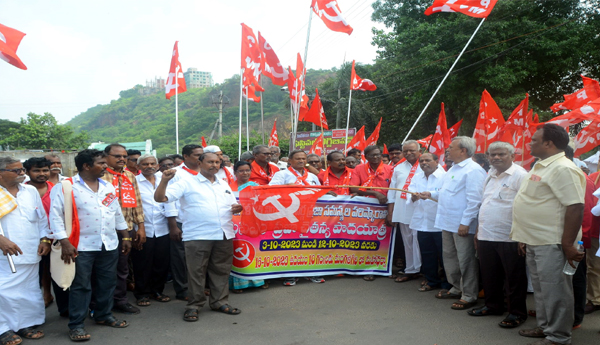 ప్రాజెక్టుల నిర్మాణంపై దృష్టి పెట్టాలి