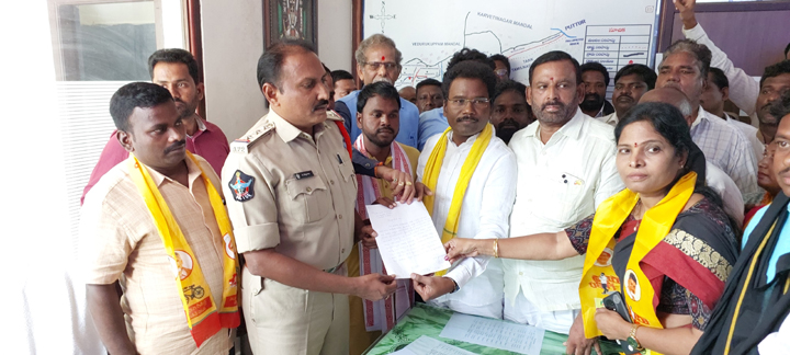 డిప్యూటీ సీఎంపై పోలీసుస్టేషన్‌లో ఫిర్యాదు