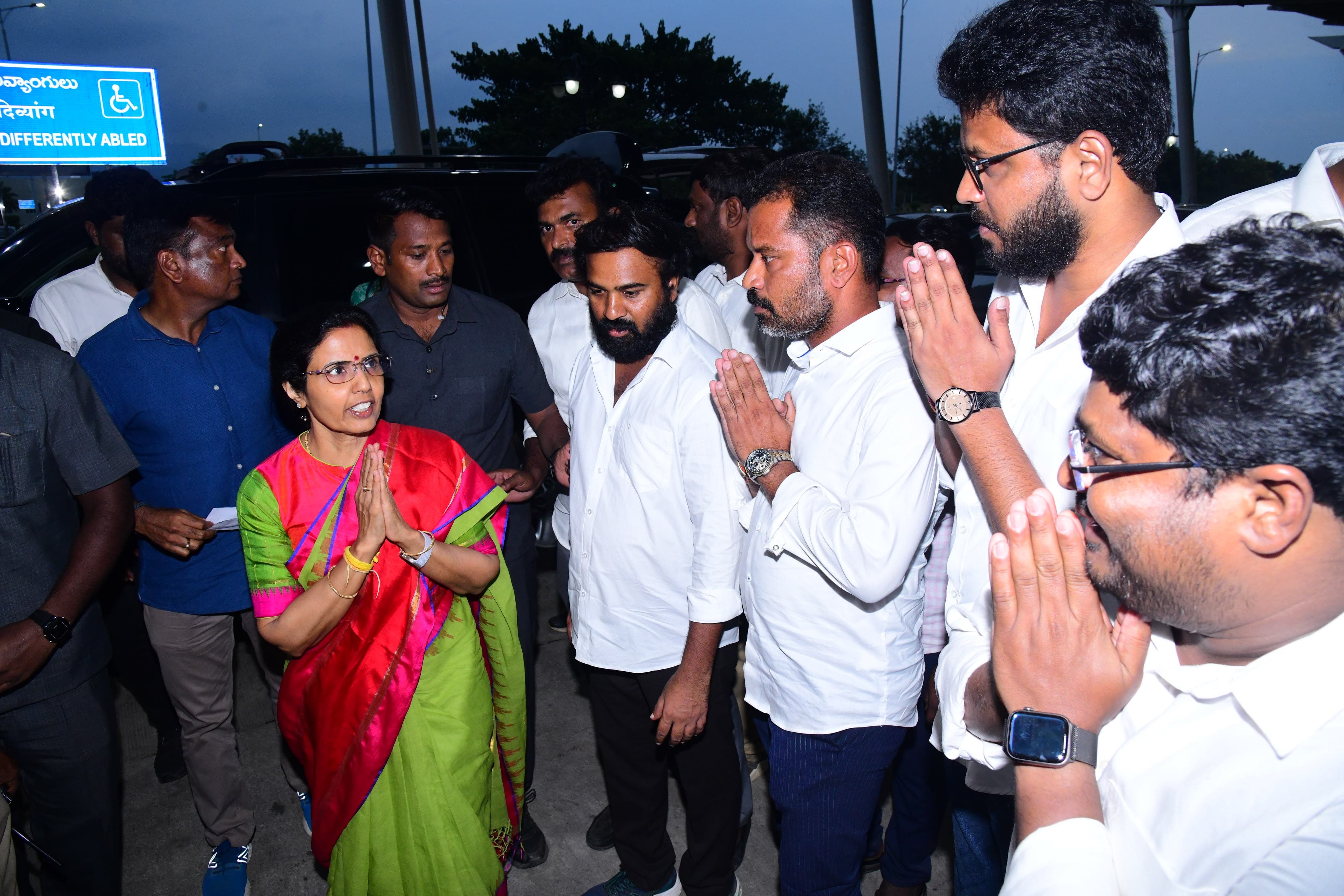 నారా భువనేశ్వరి కి సాధర వీడ్కోలు