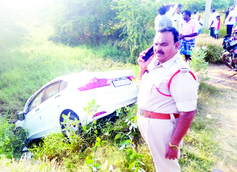 కారు అదుపు తప్పి నలుగురికి గాయాలు