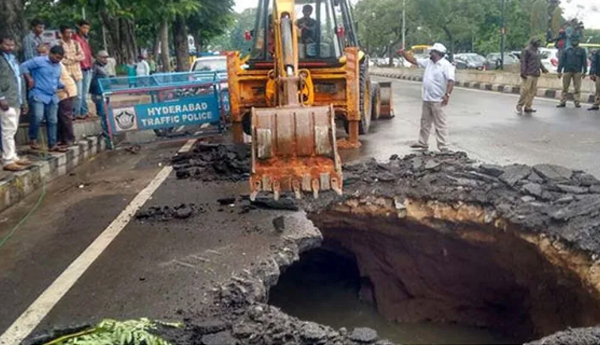 చైతన్యపురి జంక్షన్‌ వద్ద భారీ గుంత