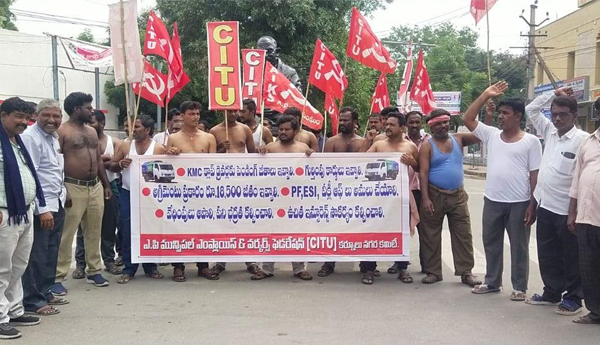 క్లాప్‌ డ్రైవర్ల అర్ధ నగ్నప్రదర్శన