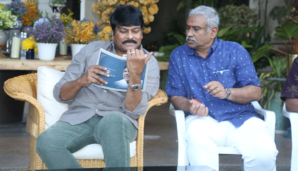 ''తెలుగు సినీ పాత్రికేయ చరిత్ర'' పుస్తకాన్ని ఆవిష్కరించిన మెగాస్టార్‌