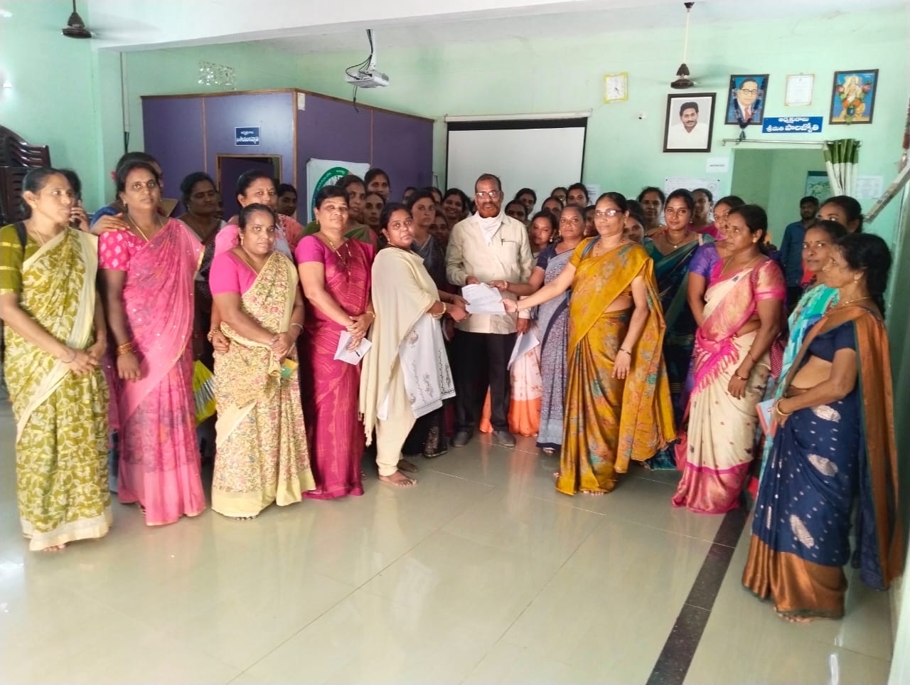 సమస్యలు పరిష్కరించాలని విఒఎల నిరసన